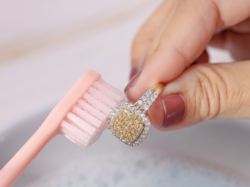 Cleaning diamond jewelry